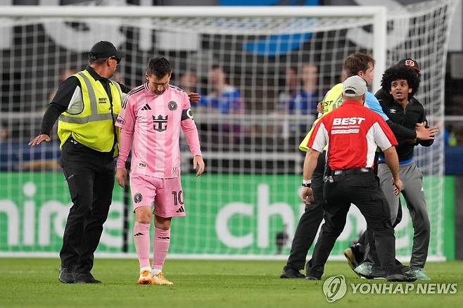 메시와 사진을 찍으려고 경기 도중 난입했다가 안전요원에게 끌려 나가는 관중 [Getty Images via AFP=연합뉴스]
