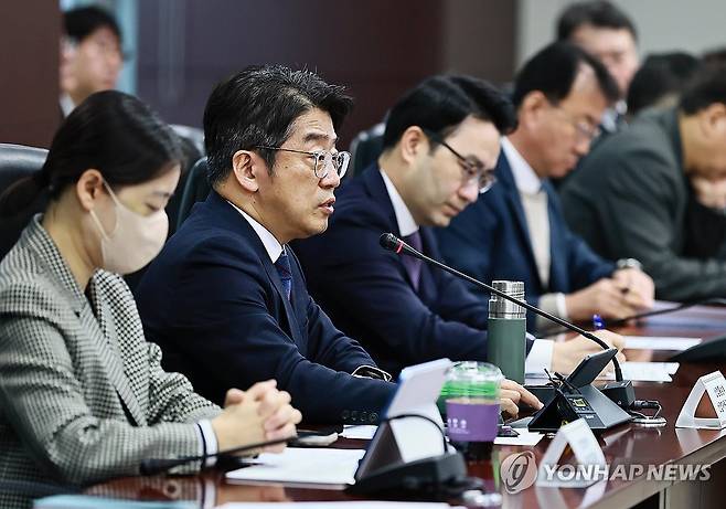 석유제품 수급 대책회의 (서울=연합뉴스) 양기욱 산업통상부 산업자원안보실장이 지난 4월 8일 서울 종로구 한국무역보험공사 대회의실에서 열린 석유제품(윤활유·선박연료) 수급 대책회의를 주재하고 있다. 2026.4.8 [산업통상부 제공. 재판매 및 DB 금지] photo@yna.co.kr