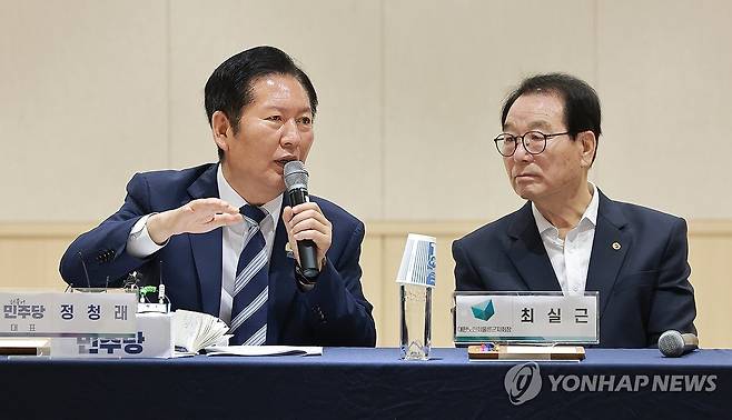울릉군민과 간담회하는 민주당 정청래 총괄상임선대위원장 (울릉=연합뉴스) 신현우 기자 = 더불어민주당 총괄상임선대위원장인 정청래 대표가 14일 경북 울릉한마음회관에서 열린 주민 간담회에 참석해 주민 발언에 답하고 있다. 2026.5.14 nowwego@yna.co.kr