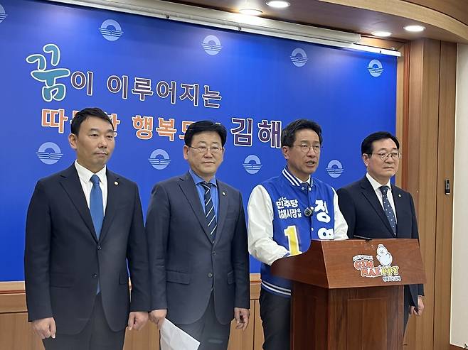 김용민(왼쪽부터)·김정호 국회의원, 정영두 김해시장 후보, 민홍철 국회의원 [촬영 이준영]