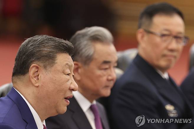 미중 정상회담 발언하는 시진핑 중국 국가주석 시진핑 중국 국가주석이 14일 베이징 인민대회당에서 열린 도널드 트럼프 미국 대통령과의 미중 정상회담에서 발언하고 있다. [EPA=연합뉴스. 재판매 및 DB 금지]