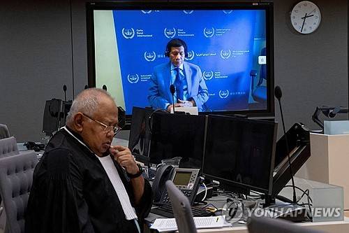 작년 3월 구치소에서 화상으로 ICC에 출석한 두테르테 전 필리핀 대통령 [로이터 연합뉴스 자료사진. 재판매 및 DB 금지]