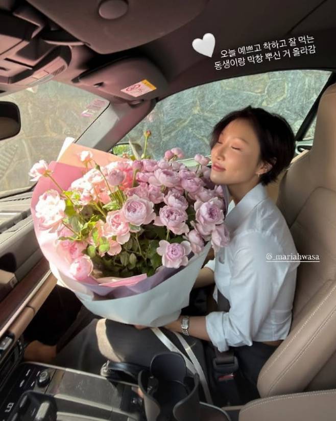 화사가 강민경에게 대형 꽃다발을 받은 후 미소를 보이고 있다. / 사진=강민경 SNS