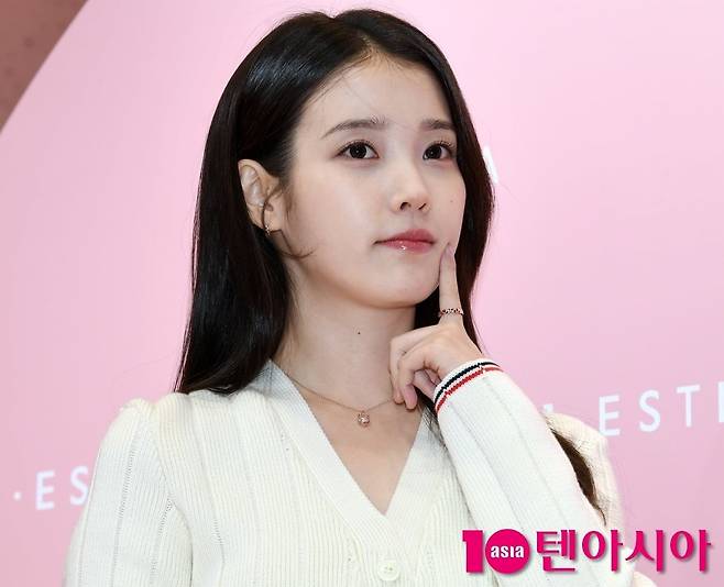 가수 겸 배우 아이유가 공식 행사에 참석해 포즈를 취하고 있다. /사진=텐아시아DB