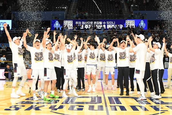 지난 13일 고양소노아레나에서 열린 2025-2026 KBL 플레이오프 챔피언 결정전 5차전 경기에서 챔피언 자리에 오른 부산 KCC 선수들. 2026.5.13 /KBL 제공