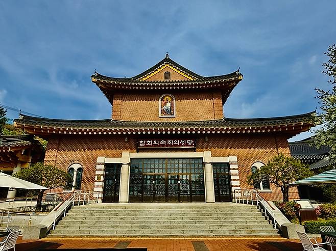 참회와 속죄의 성당 전경. 김지영