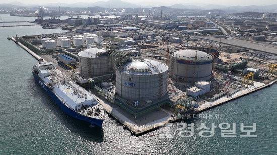 ▲ 지난해 울산 북신항 코리아에너지터미널 LNG 저장시설에 초대형 LNG선이 첫 번째 LNG를 하역하는 모습. SK가스 제공