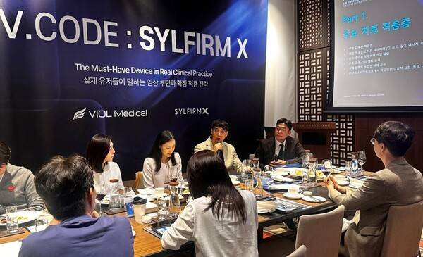 지난 14일 서울시 강남구 파크 하얏트 서울에서 진행된 'V.CODE : SYLFIRM X' 현장에서 연세마이뷰의원 박재성 원장이 실펌엑스 임상 적용 사례를 발표하고 있다.[출처=비올메디컬]