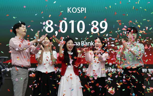 15일 서울 하나은행 본점 딜링룸에서 코스피 8000 기념 세리머니가 진행되고 있다. [사진=연합뉴스]
