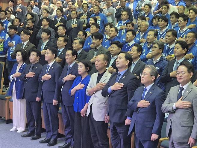 15일 오후 강릉 단오제전수교육관에서 열린 더불어민주당 우상호 강원특별자치도지사 후보 선거대책위원회 출범식에서 참석자들이 국민의례를 하고 있다./사진제공=홍성우 기자