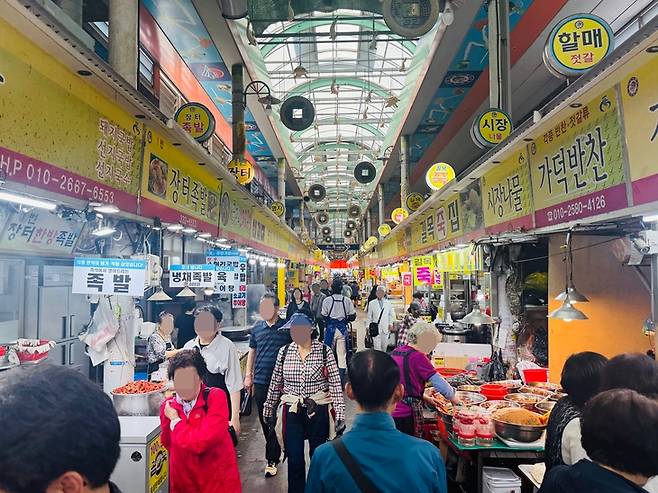 ▲15일 오후 부산 북구 구포시장 3길 일대. 지역 주민과 관광객들로 골목이 붐비고 있다. 사진=박서현 인턴기자
