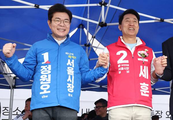 지난달 30일 서울시장기 축구대회에 참석한 정원오 후보(왼쪽)와 오세훈 후보가 기자들의 요청에 포즈 를 취하고 있다. 2026.5.30 연합뉴스