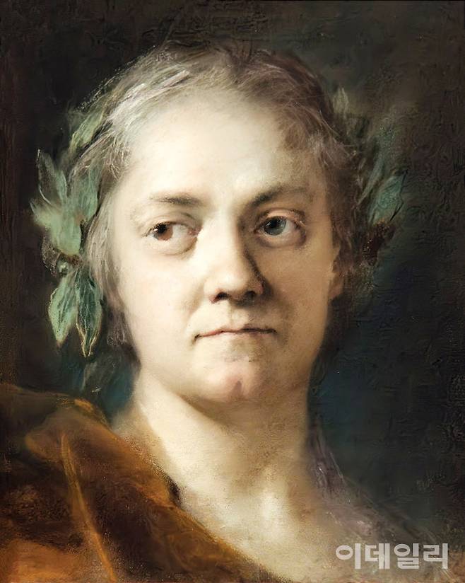 로살바 카리에라의 ‘자화상’(1746∼1747년경). 평생 남긴 여러 자화상 중 마지막 작품으로 ‘월계관을 쓴 자화상’이라 불려 왔다. 백내장으로 인해 시력을 잃어가던 시기에 그렸다. 이후 생을 마치기 전까지 카리에라는 10년 동안 어둠 속에서 살았다. 일생 다른 이들의 초상에 썼던 밝고 화사한 색채를 벗겨내고 갈색·회색이 지배하는 화면으로 현재 닥친 시련에 대한 회한을 심어냈다. ‘파스텔화의 선구자’로 여성화가로선 드물게 부와 명성을 누렸던 지난 세월에 대한 자부도 엿보인다. 스스로 머리에 월계관을 씌워 의미를 부여했다. 종이에 파스텔, 35×27㎝. 아카데미아미술관(이탈리아 베네치아) 소장.