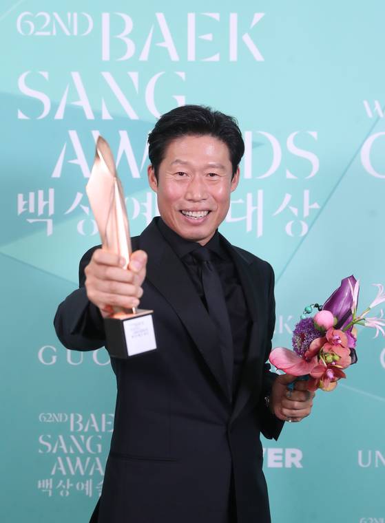 배우 유해진이 '제62회 백상예술대상'에서 영화부문 대상을 수상하고 트로피 세리머니를 하고 있다. 방송·영화·연극과 뮤지컬을 아우르는 국내 유일무이 종합 예술 시상식 '제62회 백상예술대상 with 구찌'는 8일 오후 7시 50분 서울 강남구 코엑스 D홀에서 개최됐다. 특별취재반 / 2026. 05. 08/