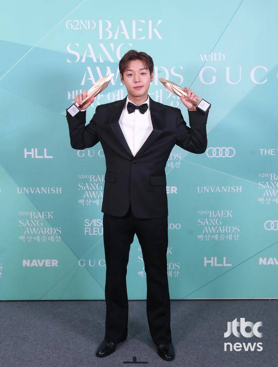 배우 박지훈이 '제62회 백상예술대상'에서 영화부문 남자 신인 연기상과 네이버 인기상을 수상한 후 2관왕 트로피 세리머니를 하고 있다. 방송·영화·연극과 뮤지컬을 아우르는 국내 유일무이 종합 예술 시상식 '제62회 백상예술대상 with 구찌'는 8일 오후 7시 50분 서울 강남구 코엑스 D홀에서 개최됐다. 특별취재반 / 2026. 05. 08/