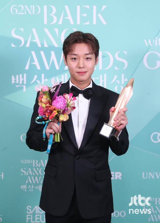 배우 박지훈이 '제62회 백상예술대상'에서 영화부문 남자 신인 연기상을 수상한 후 트로피 세리머니를 하고 있다. 방송·영화·연극과 뮤지컬을 아우르는 국내 유일무이 종합 예술 시상식 '제62회 백상예술대상 with 구찌'는 8일 오후 7시 50분 서울 강남구 코엑스 D홀에서 개최됐다. 특별취재반 / 2026. 05. 08/