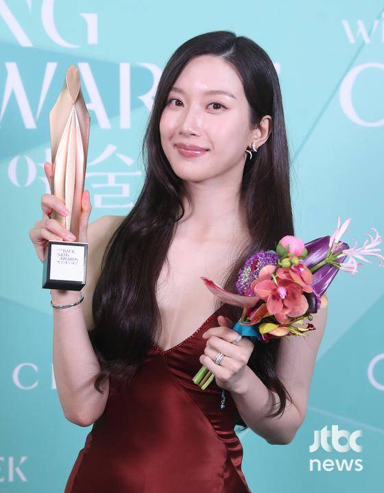 배우 문가영이 '제62회 백상예술대상'에서 영화부문 여자 최우수 연기상을 수상하고 트로피 세리머니를 하고 있다. 방송·영화·연극과 뮤지컬을 아우르는 국내 유일무이 종합 예술 시상식 '제62회 백상예술대상 with 구찌'는 8일 오후 7시 50분 서울 강남구 코엑스 D홀에서 개최됐다. 특별취재반 / 2026. 05. 08/