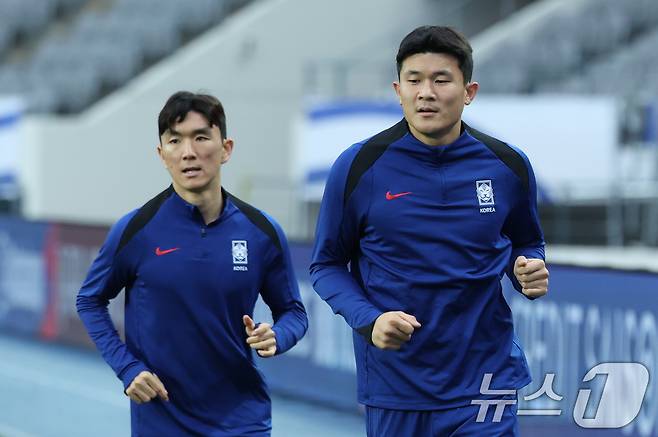 북중미 월드컵 아시아지역 예선 이라크 전을 앞둔 한국 축구 국가대표팀이 14일 오후 경기도 용인미르스타디움에서 러닝훈련하고 있다. 사진은 황인범(왼쪽)과 김민재. 2024.10.14 ⓒ 뉴스1 이재명 기자