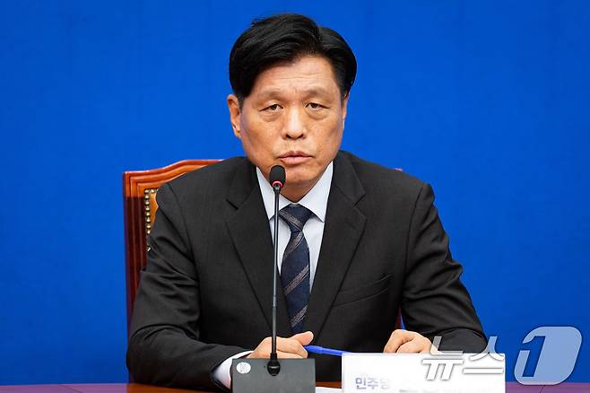 조승래 더불어민주당 총괄선거대책본부장(사무총장)이 15일 서울 여의도 국회에서 열린 지방선거 관련 기자간담회에서 모두 발언을 하고 있다. 2026.5.15 ⓒ 뉴스1 유승관 기자