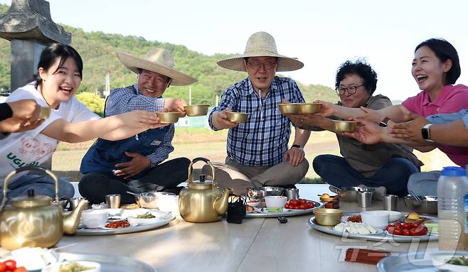 이재명 대통령이 15일 대구 군위군 소보면 모내기 현장을 방문해 주민들과 새참 간담회를 하고 있다. 2026.5.15 ⓒ 뉴스1 허경 기자