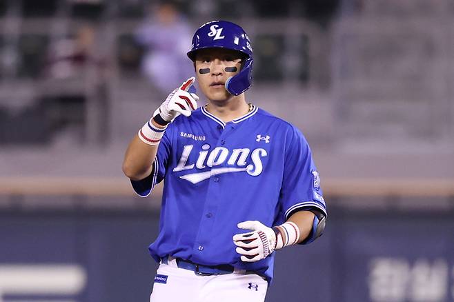 삼성 강민호가 14일 서울 잠실구장에서 열린 2026 KBO리그 정규시즌 LG전에서 적시타를 친 후 세리머니를 하고 있다. 사진 | 삼성 라이온즈