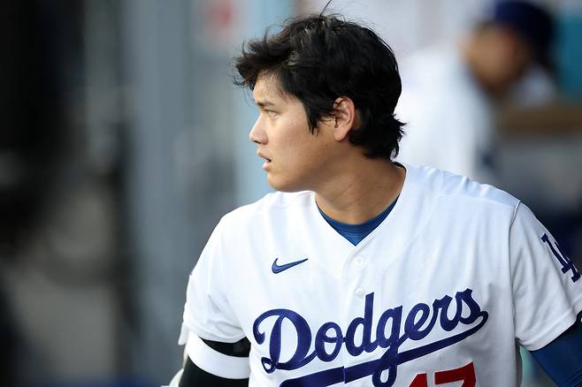LOS ANGELES, CALIFORNIA - MAY 12: Shohei Ohtani #17 of the Los Angeles Dodgers looks on prior to a game against the San Francisco Giants at Dodger Stadium on May 12, 2026 in Los Angeles, California. Sean M. Haffey/Getty Images/AFP (Photo by Sean M. Haffey / GETTY IMAGES NORTH AMERICA / Getty Images via AFP)
<저작권자(c) 연합뉴스, 무단 전재-재배포, AI 학습 및 활용 금지>