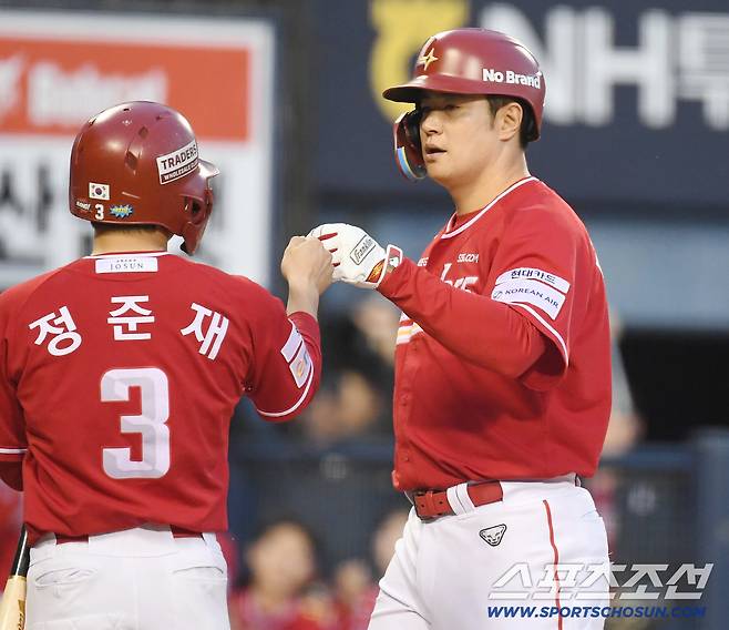 9일 잠실구장에서 열린 두산과 SSG의 경기. 7회 투런홈런을 날린 SSG 김재환. 잠실=송정헌 기자songs@sportschosun.com/2026.05.09/