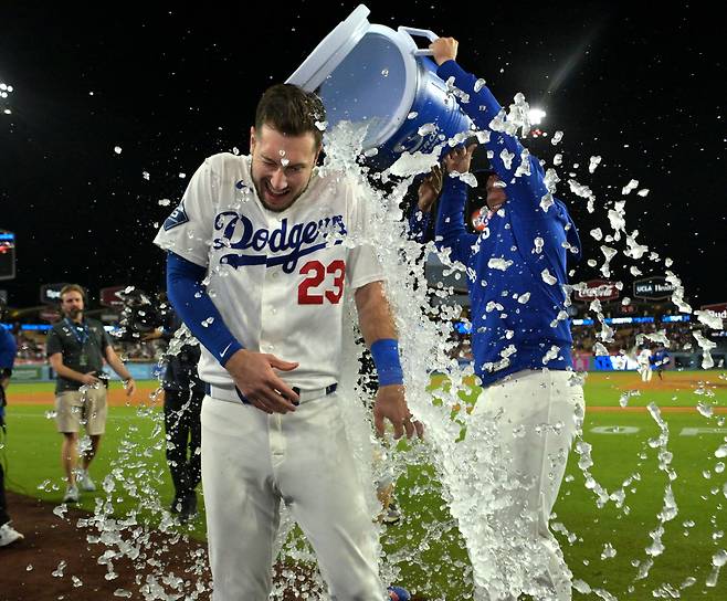 Apr 27, 2026; Los Angeles, California, USA; Los Angeles Dodgers right fielder Kyle Tucker (23) gets doused with a cooler of ice water by right fielder Alex Call (12) after hitting a walk-off single to defeat the Miami Marlins in the ninth inning at Dodger Stadium. Mandatory Credit: Jayne Kamin-Oncea-Imagn Images

<저작권자(c) 연합뉴스, 무단 전재-재배포, AI 학습 및 활용 금지>