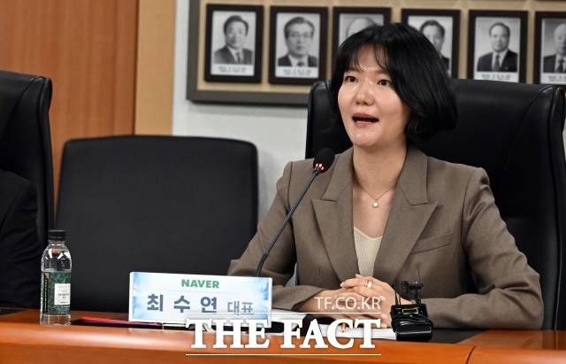 코스피가 장중 사상 첫 8000선을 돌파하며 1년 새 약 3배 급등한 가운데, 네이버는 배민 인수설·두나무 합병·AI 전략에도 제한적 주가 흐름에 머물며 최수연 체제 리더십이 시험대에 올랐다. /임영무 기자