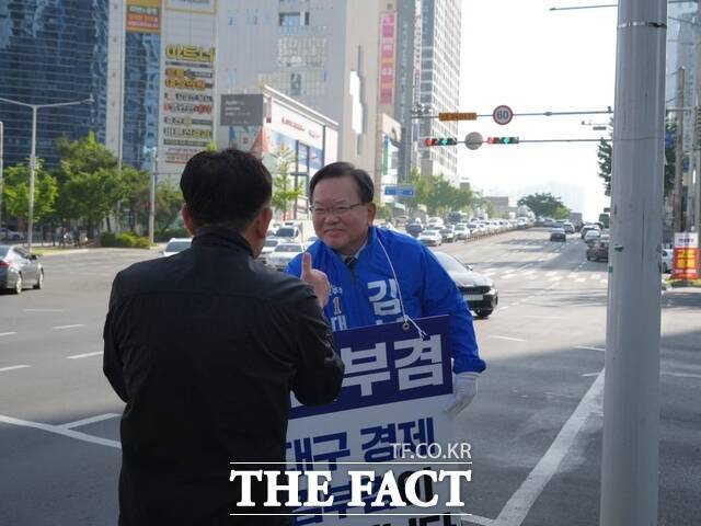김부겸 민주당 대구시장 후보가 15일 달서구 죽전네거리에서 출근길 인사를 하고 있다. /김부겸 선거캠프