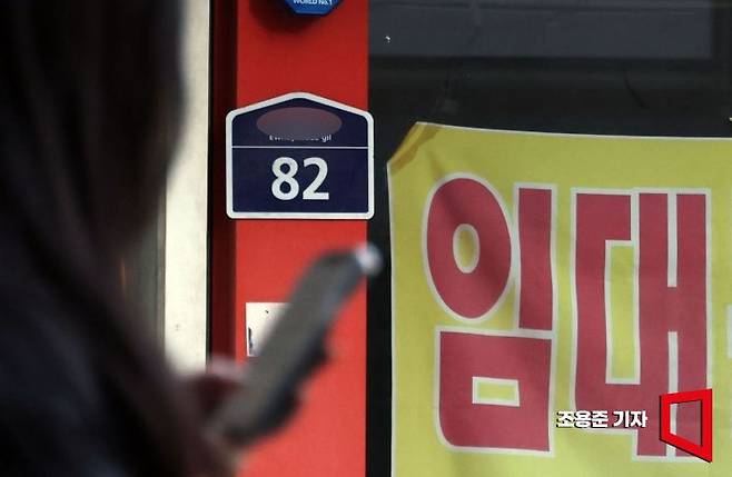 소상공인 폐업률이 급증하면서 서울 신촌의 한 상가밀집지역에 빈점포들이 즐비하고 있다. 조용준 기자