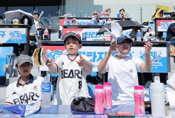 국내 프로야구는 가족의 함께 즐기는 문화로 자리를 잡았다. 연합뉴스