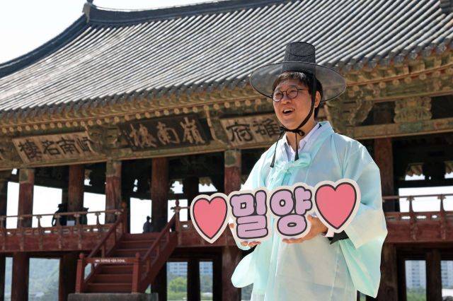 최휘영 문화체육관광부 장관이 15일 경남 밀양 영남루에서 한복 체험을 통해 ‘반값여행’ 현장 점검에 나서고 있다. 문화체육관광부
