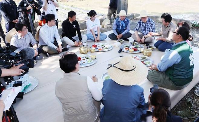이재명 대통령이 15일 대구 군위군 소보면 모내기 현장에서 주민들과 새참 간담회를 하고 있다. 연합뉴스