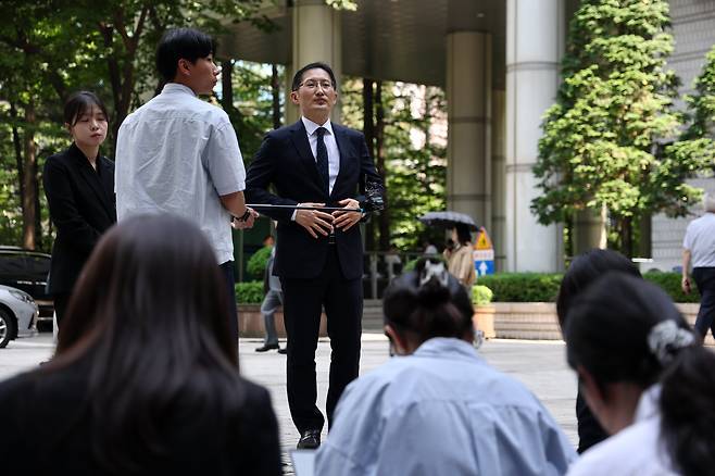 15일 서초구 서울중앙지법에서 열린 이춘재 살인누명 국가배상소송 1심 선고가 끝난 후 허위 자백을 강요당했던 고 홍성록 씨의 자녀 측 변호인인 박준영 변호사가 입장을 밝히고 있다. /연합뉴스