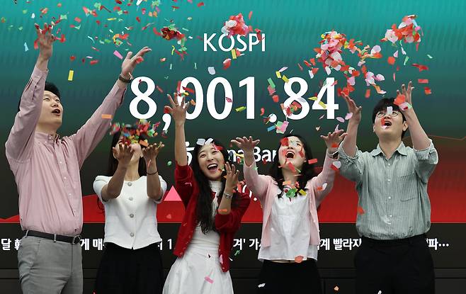 15일 서울 하나은행 본점 딜링룸에서 코스피 8천 기념 세리머니가 진행되고 있다./연합뉴스