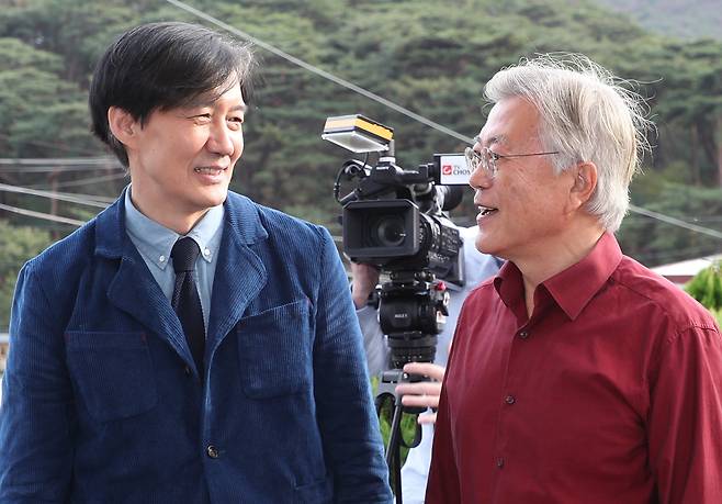 2023년 조국 전 장관이 문재인 전 대통령과 만나 대화를 하고 있다./뉴스1