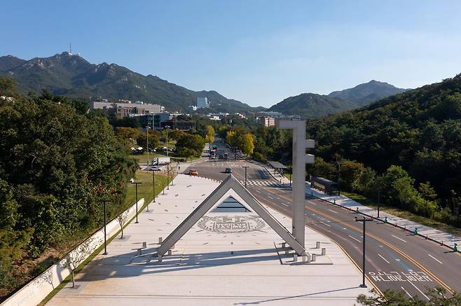 서울대 정문 상공에서 바라본 캠퍼스 전경. 서울대 제공