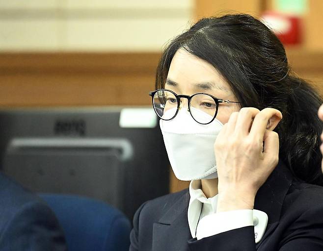 도이치모터스 주가조작, 통일교 청탁·뇌물 수수 의혹 혐의 등으로 구속기소 된 김건희 여사가 24일 오후 서울 서초구 서울중앙지방법원에서 열린 첫 재판에 출석해 있다. 2025.09.24. 사진공동취재단