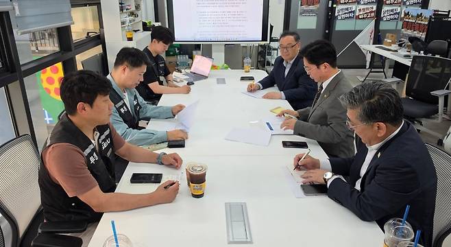 최승호 초기업 노조 삼성전자 지부 위원장(왼쪽 가운데)이 김영훈 고용노동부 장관(오른쪽 가운데)과 면담을 하고 있다. 초기업 노조 제공