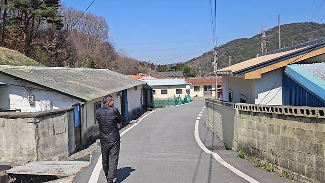 지난달 8일 찾은 충남 보령시 석탄화력발전소 입구 바로 앞에 위치한 깊은골 마을. 오른쪽 집도, 왼쪽 집도, 정면에 있는 집도 다 빈집이다. 류석우 기자