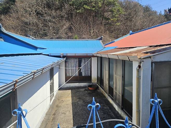 지난달 8일 찾은 충남 보령시 석탄화력발전소 입구 바로 앞에 위치한 깊은골 마을의 한 빈집. 행정 명칭은 ‘지픈골’이지만 마을 주민들은 ‘깊은골’이라 부른다. 류석우 기자