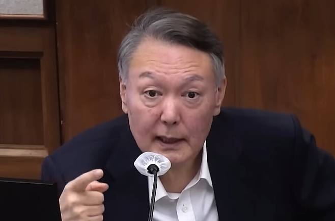 2025년 11월3일 서울중앙지법에서 증인 곽종근 전 육군특수전사령관에게 질문하는 윤석열 전 대통령. 제이티비시(JTBC) 뉴스 유튜브 갈무리