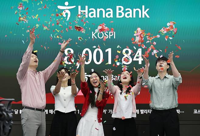 15일 서울 하나은행 본점 딜링룸에서 코스피 8000포인트 기념 세리머니가 진행되고 있다. 연합뉴스