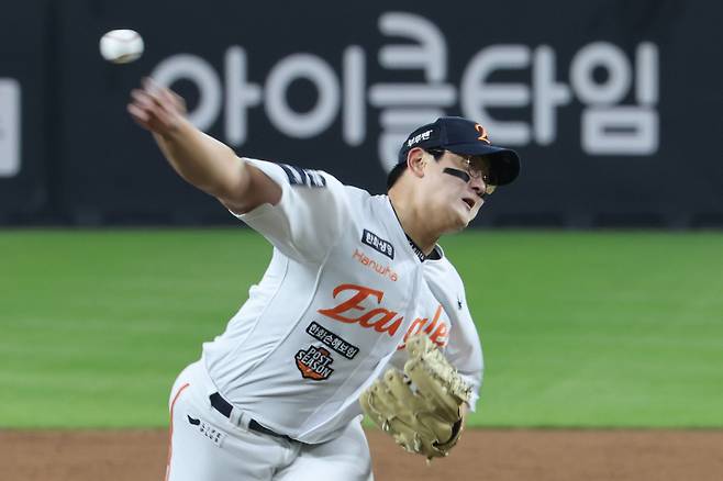 <yonhap photo-8049="">지난해 한국시리즈 3차전에서 피칭하는 김서현. 연합뉴스</yonhap>