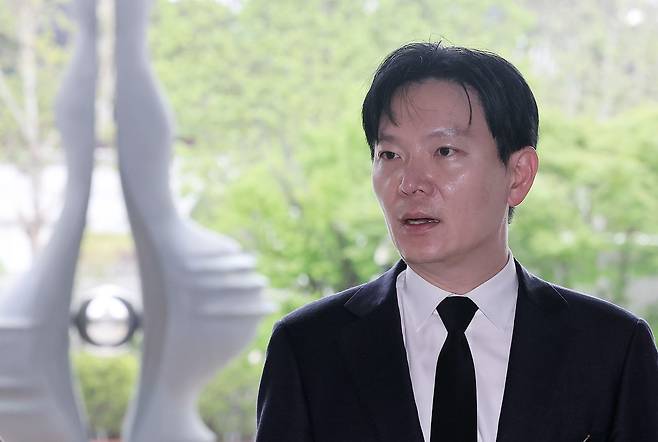 박상용 인천지검 부부장검사가 지난 11일 서울 서초구 대검찰청에서 열리는 감찰위원회에 출석을 자청하며 취재진의 질문에 답하고 있다. 뉴스1
