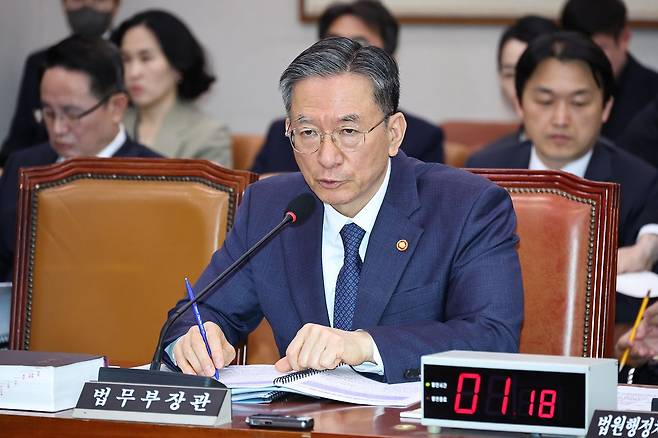 정성호 법무부 장관이 지난 6일 서울 여의도 국회에서 열린 법제사법위원회 전체회의에서 이재명 대통령 공소 취소 관련 질의에 답변하고 있다. 뉴시스