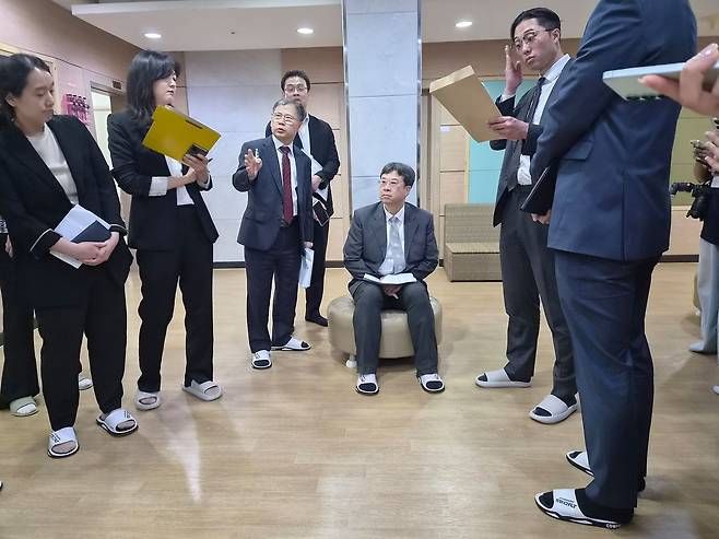 색동원 사건을 심리 중인 엄기표 부장판사가 15일 현장검증에서 야간 근무자들이 사용하던 소파에 앉아 시설을 둘러보고 있다. 변민철 기자