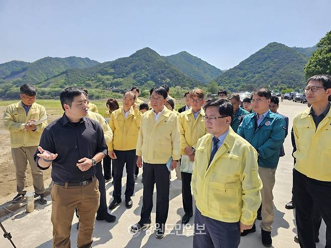 ▲ 김성환 기후에너지환경부 장관이 15일 붕어 집단폐사 피해가 발생하고 있는 인제 소양호 상류지역을 방문, 현장을 점검했다.