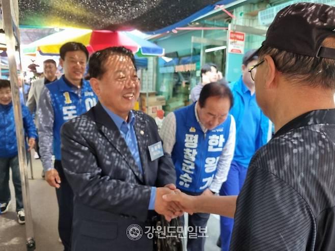 ▲ 강릉 연고인 김병주 국회의원이 15일 평창읍을 방문, 더불어민주당 후보들의 선거운동을 지원했다.김 의원은 이날 오전 평창읍에 도착, 한왕기 더불어민주당 평창군수 후보, 이정균 도의원 후보, 임현우·이은미 군의원 후보, 김복준 군의원 비례대표 후보와 함께 평창읍 시가지와 평창5일장터를 돌며 상인과 주민들에게 인사하고 지지를 당부했다. 신현태.
